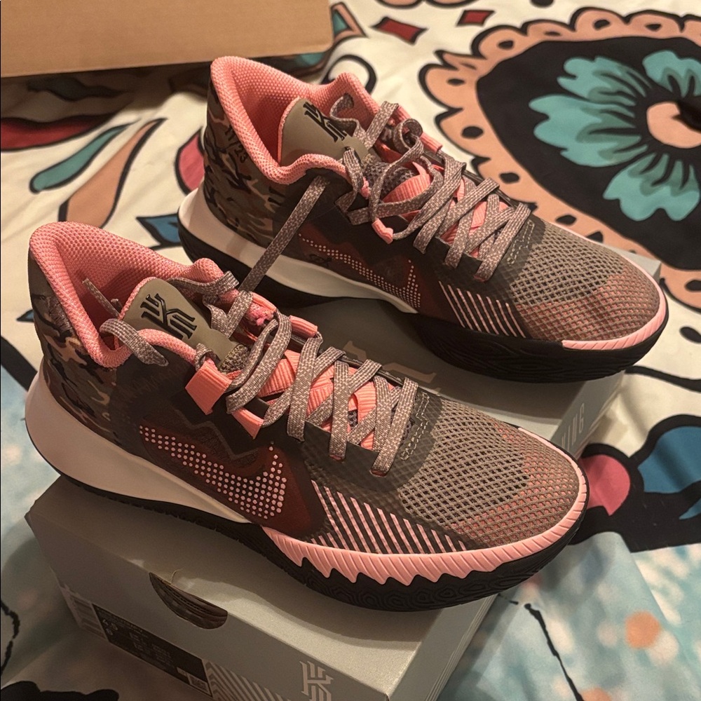 Nike Kyrie Irving Flytrap V pink and camo sneakers 4.5Y 6W New in box New
